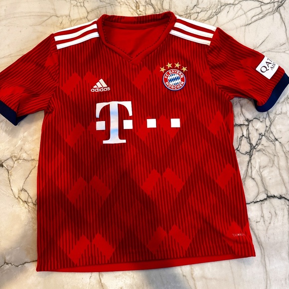 Lewandowski Soccer Jersey Adidas Youth Medium. #9 FC Bayern Muchen. Red Jersey